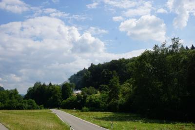 Uhingen: Tracktor brennt auf Feld - Rauchsaeule von weitem sichtbar