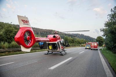 Pluederhausen: Pkw faehrt auf B29 unter LKW -Rrettungshubschrauber im Einsatz