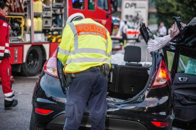 Pluederhausen: Pkw faehrt auf B29 unter LKW -Rrettungshubschrauber im Einsatz