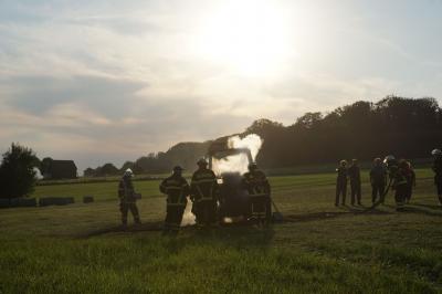 Goeppingen: Traktor brennt auf Feld