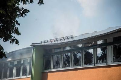 Grabenstetten: Schwelbrand geraet ausser Kontrolle - Schulgebaeude geht in Flammen auf - Grosseinsatz der Rettungskraefte aus mehreren Landkreisen