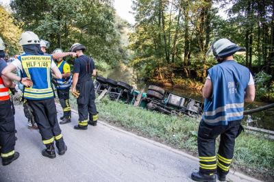 Kirchberg: Pkw kollidiert mit Sattelzug - Lkw landet in der Murr