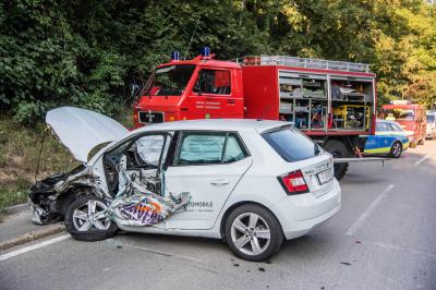 Kirchberg: Pkw kollidiert mit Sattelzug - Lkw landet in der Murr