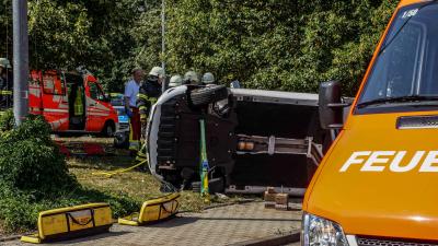 Sindelfingen: Mercedes Fahrerin ueberschlaegt sich und landet auf einem Bus Parkplatz beim Mercedes Werk