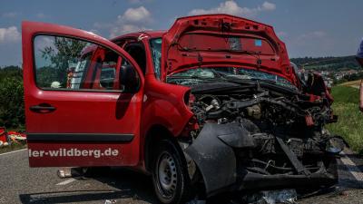 Simmozheim: Frontalchrash mit mehreren teilweise schwer verletzten Personen