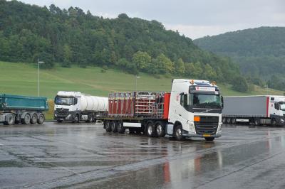 Gruibingen A8:Gasleck loest Grosseinsatz aus - Rastplatz gesperrt