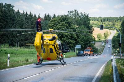 Grafenberg: Toedlicher Unfall - Pkw kollidiert mit Linienbus - mehrere Verletze 
