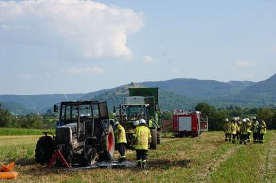 Holzmaden: Tracktor brennt auf Feld