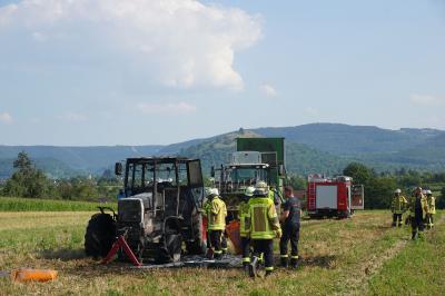 Holzmaden: Tracktor brennt auf Feld