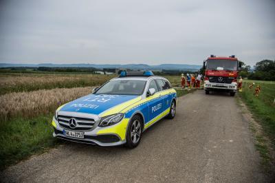 Aichtal-Groetzingen: Pkw brennt auf Feld aus - mehrere Feuerwehren im Einsatz