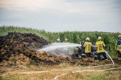 Aichtal-Groetzingen: Pkw brennt auf Feld aus - mehrere Feuerwehren im Einsatz