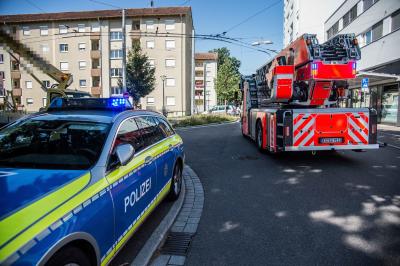Esslingen-Zollberg: Hubsteigerkorb kippt ab - Feuerwehr muss Arbeiter retten