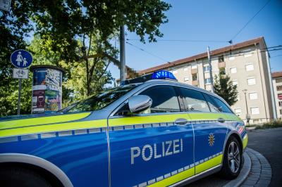 Esslingen-Zollberg: Hubsteigerkorb kippt ab - Feuerwehr muss Arbeiter retten