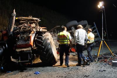 Wimsheim: ein toedlicher Verkehrsunfall mit einem Traktorgespann an der Autobahn