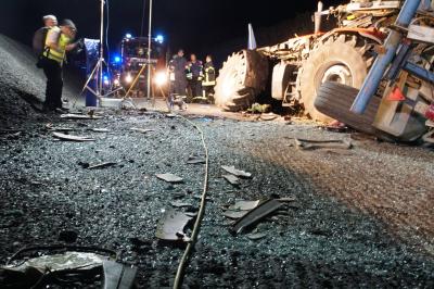 Wimsheim: ein toedlicher Verkehrsunfall mit einem Traktorgespann an der Autobahn