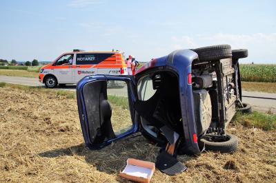 Filderstadt-Bernhausen: Pkw landet auf der Seite, drei leicht Verletzte