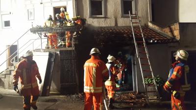 Auenwald: Schuppenbrand neben Einfamilienhaus