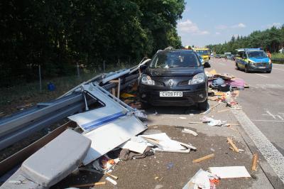Ubstadt-Weiher: Autobahn 5 - Lkw erfasst Wohnwagengespann auf Standpur - mehrere Personen Verletzt darunter Lebensgefahr