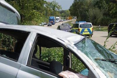 Bretten: schwerer Verkehrsunfall auf der B35 mit Pkw ueberschlag - eine Verletzte Person