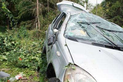Bretten: schwerer Verkehrsunfall auf der B35 mit Pkw ueberschlag - eine Verletzte Person