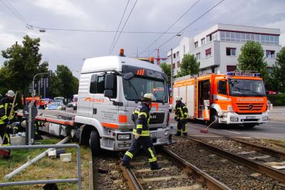 Stuttgart Wangen: LKW mit Stadtbahn kollidiert