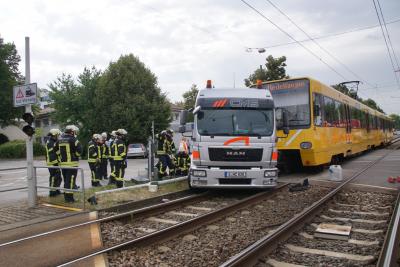 Stuttgart Wangen: LKW mit Stadtbahn kollidiert