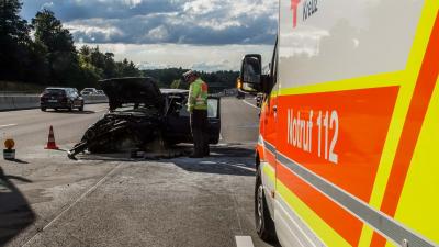 Sindelfingen/Stuttgart: PKW fing nach Unfall mit LKW an zu brennen - PKW Fahrerin schwer verletzt