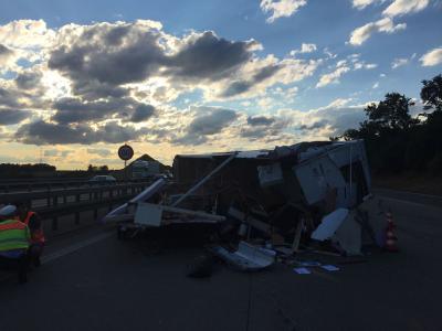 Denkendorf: Wohnwagengespann verunglueckt auf der A8