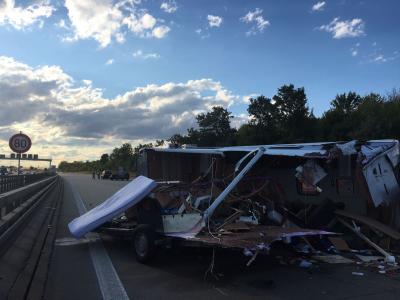 Denkendorf: Wohnwagengespann verunglueckt auf der A8