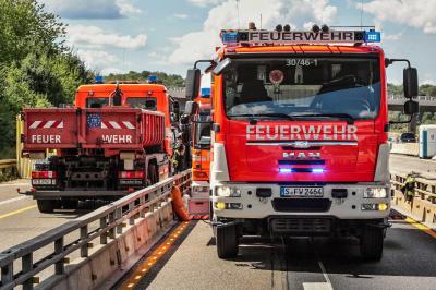 Stuttgart-Moehringen: Querliegender LKW sorgt fuer langen Stau - langwierige Bergung