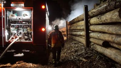 Weil im Schoenbuch: Holzstappel und Gebaeude in Brand geraten