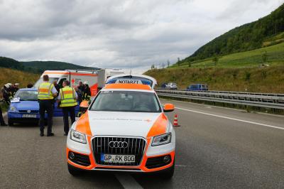 Muehlhausen A8: 86-Jaehrige faehrt auf LKW auf - Fahrerin verletzt