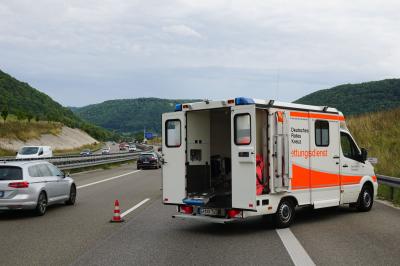 Muehlhausen A8: 86-Jaehrige faehrt auf LKW auf - Fahrerin verletzt
