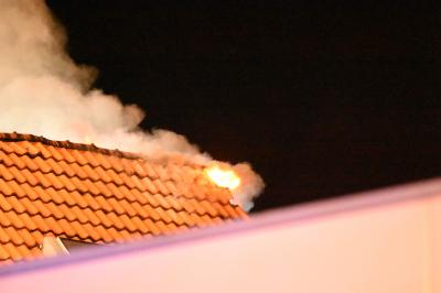 Waldstetten: Vollbrand eines Dachstuhls - Feuerwehr bekaempft Feuer mit 2 Drehleitern 