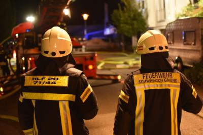 Waldstetten: Vollbrand eines Dachstuhls - Feuerwehr bekaempft Feuer mit 2 Drehleitern 