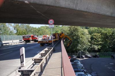 Stuttgart-Feuerbach: LKW kippt auf Bruecke um