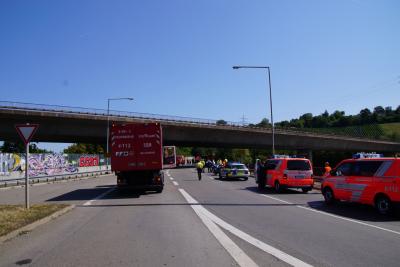 Stuttgart-Feuerbach: LKW kippt auf Bruecke um