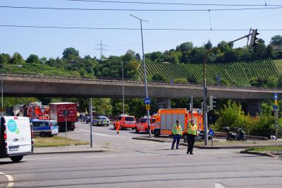 Stuttgart Feuerbach: LKW kippt auf Bruecke um- B10/B14 gesperrt