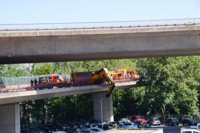 Stuttgart Feuerbach: LKW kippt auf Bruecke um- B10/B14 gesperrt