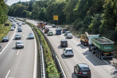 Winnenden/B14: Brand eines Mittelstreifens sorgt fuer Staus