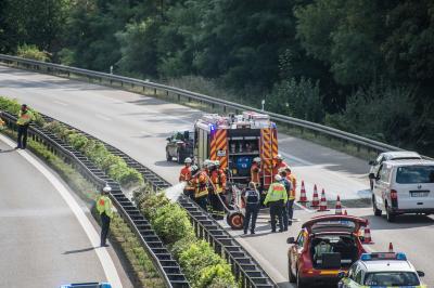 Winnenden/B14: Brand eines Mittelstreifens sorgt fuer Staus