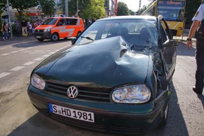 Stuttgart Bad Cannstatt: PKW kollidiert mit Stadtbahn
