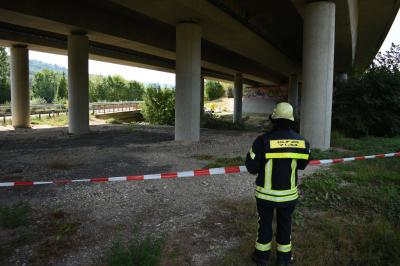 Lorch: Gefaehrlicher Abfall? - Feuerwehr mit Gefahrstoffzug im Einsatz