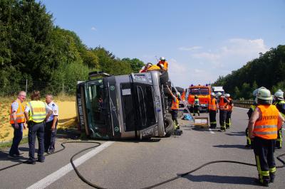 Kirchheim: Lkw kippt auf der A8 um, Fahrer schwer verletzt