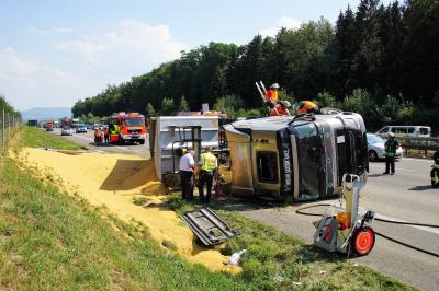 Kirchheim: Lkw kippt auf der A8 um, Fahrer schwer verletzt