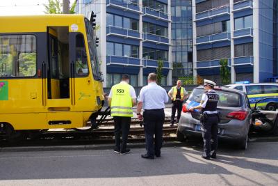 Bad Cannstatt: Erneut PKW mit Stadtbahn kollidiert
