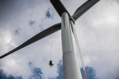 Winterbach: Hoehenretter der Feuerwehr ueben am Windpark Goldboden