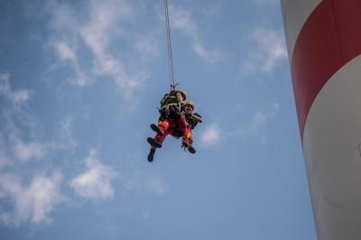 Winterbach: Hoehenretter der Feuerwehr ueben am Windpark Goldboden