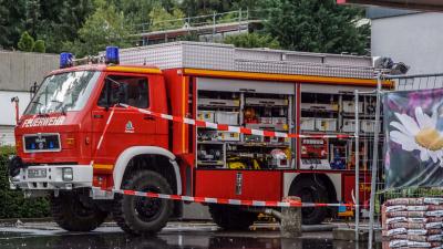 Aidlingen: Regenrinne auf Flachdach eines Einkaufsmarkt  uebergelaufe - Markt mit Wasser vollgelaufen