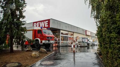 Aidlingen: Regenrinne auf Flachdach eines Einkaufsmarkt  uebergelaufe - Markt mit Wasser vollgelaufen